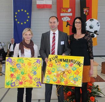 Geschenke der beiden KiTa-Leiterinnen Rebecca Aumüller und Sonja Frohnheißer. Foto: pfalz-express.de
