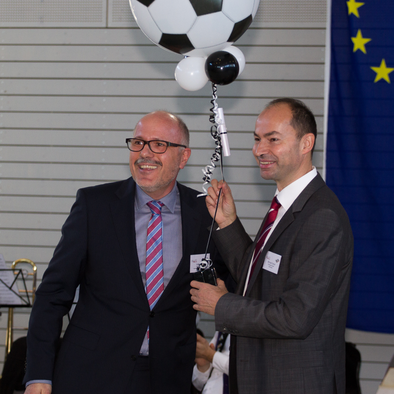 Ortsbürgermeister Michael Detzel (rechts) und Verbandsbürgermeister Volker Poß, der zur Eröffnung einen “hallenunschädlichen” Fußball mit Anhang mitgebracht hatte.