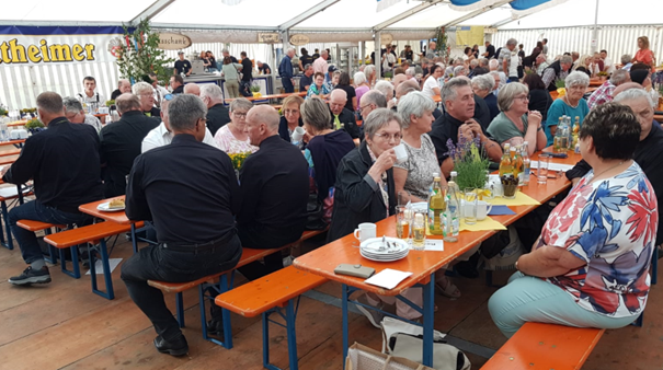 Die Steinweilerer Delegation auf den reservierten Plätzen im Festzelt