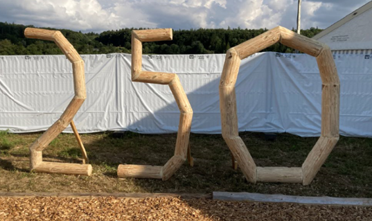 Die Zahl des Ortsjubiläums aus zusammengesetzten Holzstämmen