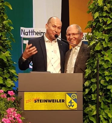Ortsbürgermeister Michael Detzel gratuliert dem Ortsvorsteher Wolfgang Bernhard zum Ortsjubiläum