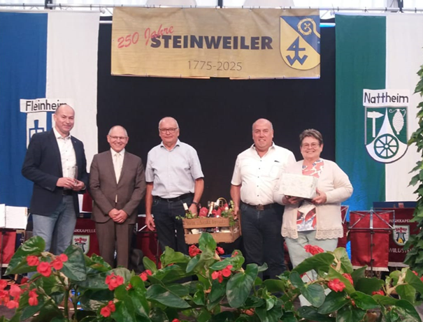 Übergaben Ortsvorsteher Wolfgang Bernhard (2. v.l.) die Geschenkkiste mit ‚Steinweilerer Weinen‘, v.r. die Ratsmitglieder Friedel Hartmann, Jürgen Hust und Norbert Knauber